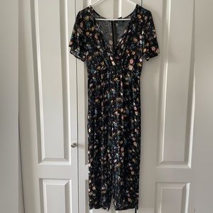 Wild fable floral jumper size small